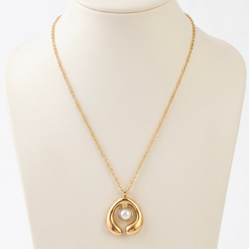 Luna Pearl Necklace